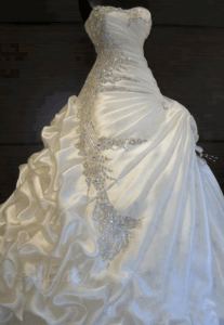 tips-to-wear-your-wedding-dress-perfectly-4