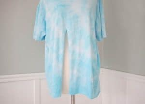 make-a-crop-top-from-an-old-t-shirt-with-just-a-scissors-1