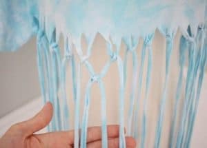 make-a-crop-top-from-an-old-t-shirt-with-just-a-scissors-4